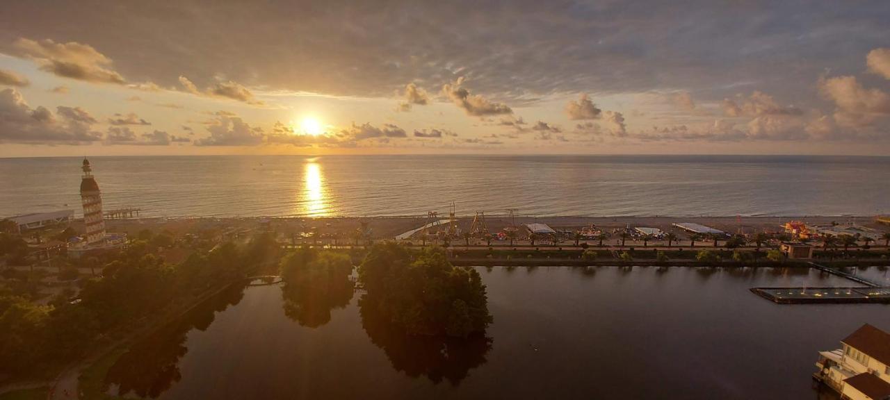 E&S Apartment - Sunset & Sea View Batoumi Extérieur photo