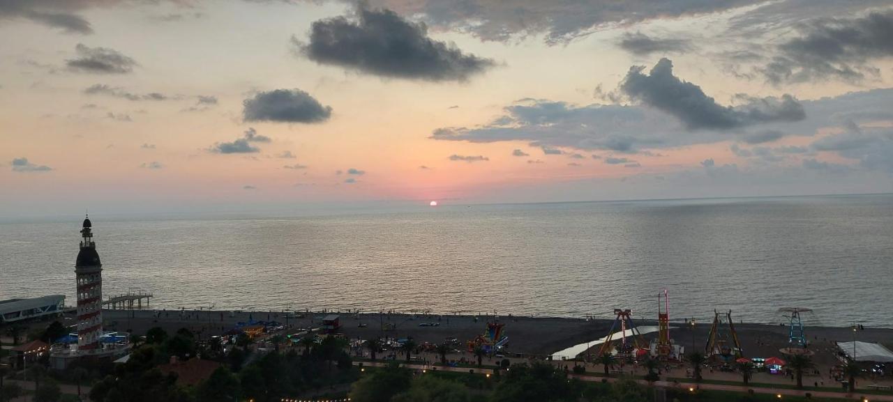 E&S Apartment - Sunset & Sea View Batoumi Extérieur photo