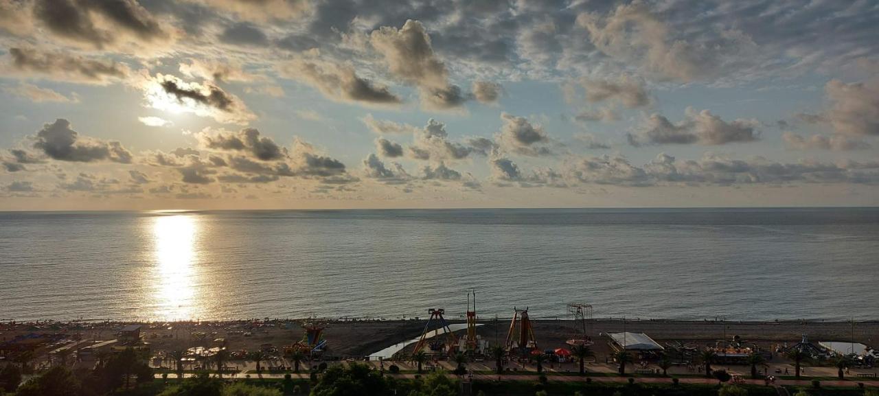 E&S Apartment - Sunset & Sea View Batoumi Extérieur photo