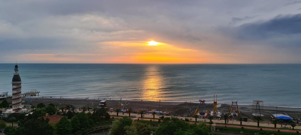E&S Apartment - Sunset & Sea View Batoumi Extérieur photo
